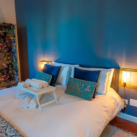 Lamalatestina - In Front Of The Castle Apartamento