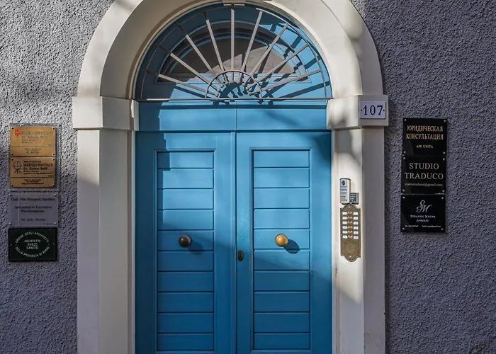 Lamalatestina - In Front Of The Castle 아파트