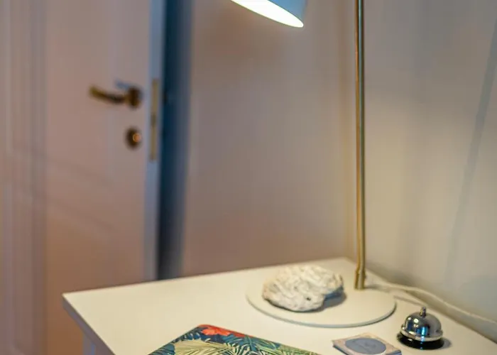 Lamalatestina - In Front Of The Castle 리미니