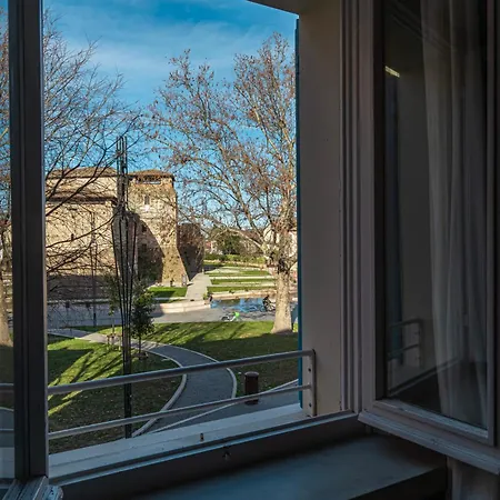 Lamalatestina - In Front Of The Castle Lejlighed *